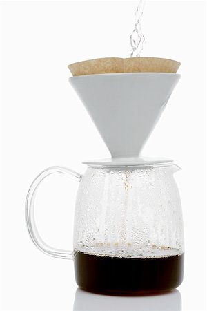 simsearch:659-01863865,k - Préparation du café filtre (verser l'eau chaude sur le café) Photographie de stock - Premium Libres de Droits, Code: 659-01861405