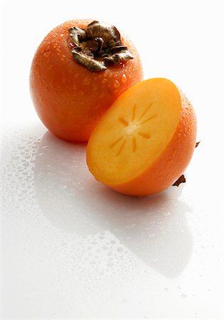 simsearch:659-03535881,k - Fruits de Sharon, entières ou coupées en deux, avec des gouttes d'eau Photographie de stock - Premium Libres de Droits, Code: 659-01861415