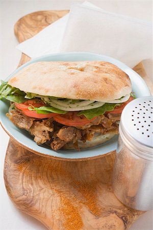 Döner kebab sur planche à découper Photographie de stock - Premium Libres de Droits, Code: 659-01861450