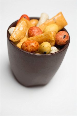 simsearch:659-01861490,k - Nibbles from Japan in small brown bowl Foto de stock - Sin royalties Premium, Código: 659-01861466