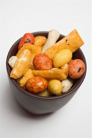 simsearch:659-01849209,k - Amuse-gueules du Japon dans un petit bol brun Photographie de stock - Premium Libres de Droits, Code: 659-01861467