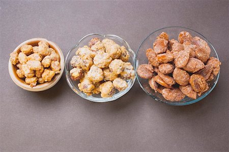 Assorted nuts to nibble in bowls Foto de stock - Sin royalties Premium, Código: 659-01861484