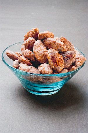 simsearch:659-01861490,k - Assorted nuts to nibble in glass bowl Foto de stock - Sin royalties Premium, Código: 659-01861480