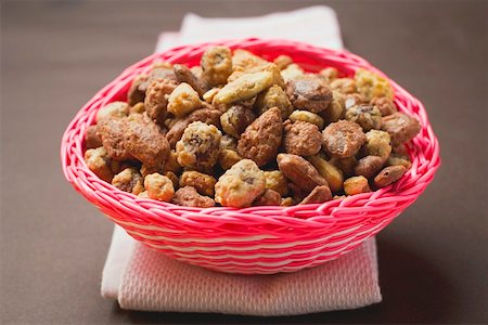 simsearch:659-01861497,k - Mixed nuts to nibble in pink basket Stock Photo - Premium Royalty-Free, Code: 659-01861496