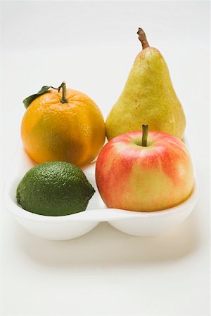 simsearch:659-07069017,k - Orange, poire, citron vert et pomme dans une barquette en polystyrène Photographie de stock - Premium Libres de Droits, Code: 659-01861521