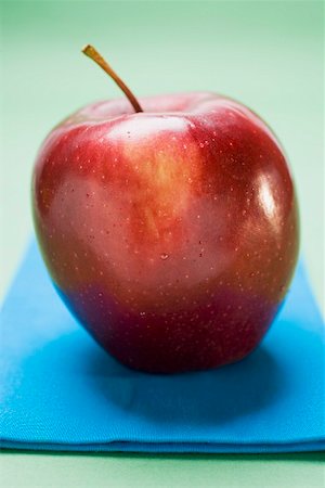 simsearch:659-01861532,k - Red apple, variety Stark, on blue napkin Foto de stock - Sin royalties Premium, Código: 659-01861533