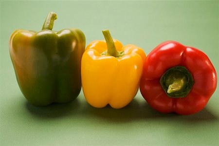 simsearch:659-01861573,k - Three peppers (yellow, red, green) in a row Foto de stock - Sin royalties Premium, Código: 659-01861576