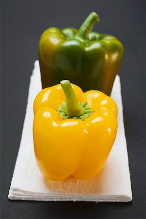 simsearch:659-01854512,k - Two peppers (yellow, green) on white linen cloth Foto de stock - Sin royalties Premium, Código: 659-01861579