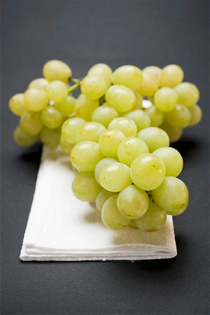 simsearch:659-01861979,k - Green grapes on linen cloth Foto de stock - Sin royalties Premium, Código: 659-01861580
