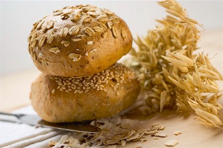 Sesame roll & wholemeal roll with oat flakes, cereal ears Stock Photo - Premium Royalty-Free, Code: 659-01861614