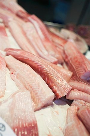 simsearch:659-01861708,k - Filets de poisson frais sur un étal de marché Photographie de stock - Premium Libres de Droits, Code: 659-01861679