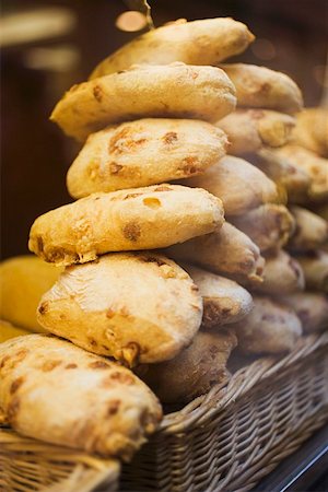 simsearch:659-08419259,k - Petits pains entassés dans un panier sur un marché Photographie de stock - Premium Libres de Droits, Code: 659-01861725