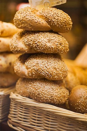 simsearch:659-01861708,k - Assortiment de petits pains dans des paniers à un marché Photographie de stock - Premium Libres de Droits, Code: 659-01861723