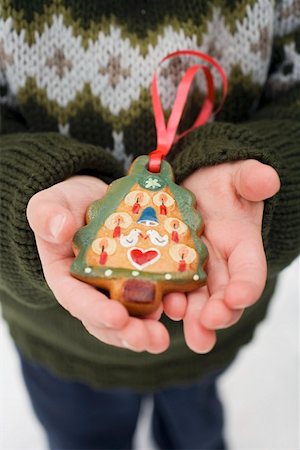 simsearch:659-02212459,k - Child holding gingerbread Christmas tree (tree ornament) Foto de stock - Sin royalties Premium, Código: 659-01861773