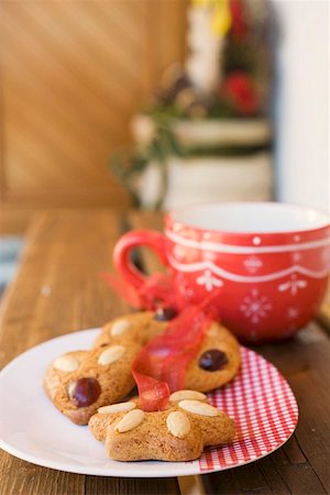 simsearch:659-02213937,k - Assorted gingerbread on plate in front of large cup Fotografie stock - Premium Royalty-Free, Codice: 659-01861785