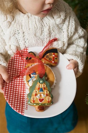 simsearch:659-03525275,k - Small girl holding plate of gingerbread tree ornaments Fotografie stock - Premium Royalty-Free, Codice: 659-01861781