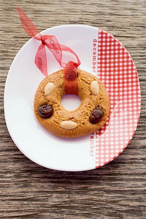 photos of christmas baking on plates - Ring-shaped gingerbread tree ornament on plate Stock Photo - Premium Royalty-Free, Code: 659-01861793