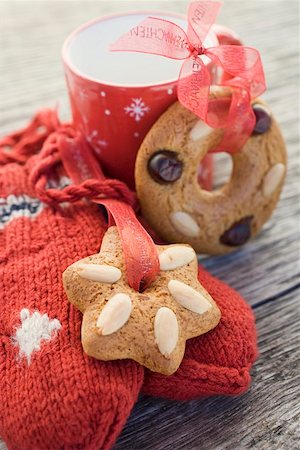 simsearch:659-02213937,k - Gingerbread tree ornaments, cup and woollen mitten Fotografie stock - Premium Royalty-Free, Codice: 659-01861818