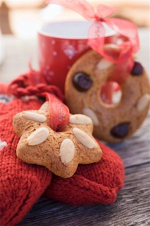 simsearch:659-02213937,k - Gingerbread tree ornaments, woollen mittens and cup Fotografie stock - Premium Royalty-Free, Codice: 659-01861819