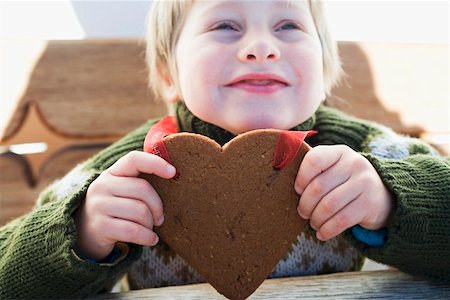 simsearch:659-03529414,k - Small boy with Christmassy gingerbread heart Fotografie stock - Premium Royalty-Free, Codice: 659-01861811