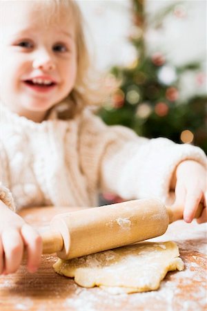simsearch:659-01856000,k - Petite fille, rouler la pâte (Noël) Photographie de stock - Premium Libres de Droits, Code: 659-01861836