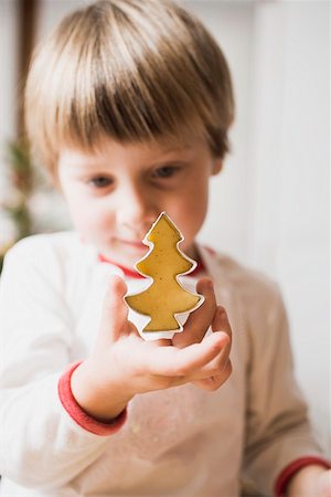 simsearch:659-01865996,k - Small boy cutting out a biscuit Foto de stock - Sin royalties Premium, Código: 659-01861844