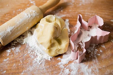 simsearch:659-07599076,k - Biscuit dough, biscuit cutter, flour and rolling pin Stock Photo - Premium Royalty-Free, Code: 659-01861848