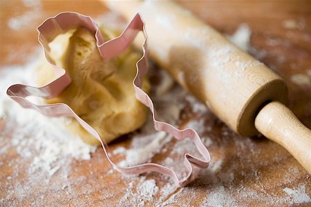 simsearch:659-06185327,k - Biscuit dough, biscuit cutter, flour and rolling pin Stock Photo - Premium Royalty-Free, Code: 659-01861849