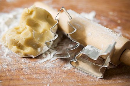 Biscuit dough, biscuit cutters, flour and rolling pin Stock Photo - Premium Royalty-Free, Code: 659-01861850