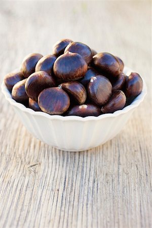 simsearch:659-01861934,k - Chestnuts in white bowl on wooden background Foto de stock - Royalty Free Premium, Número: 659-01861864
