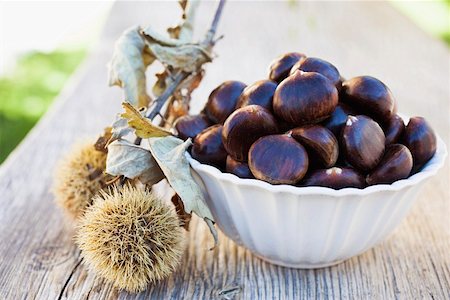 simsearch:659-01861934,k - Chestnuts in white bowl on wooden table Foto de stock - Royalty Free Premium, Número: 659-01861865