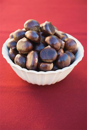 simsearch:659-01861934,k - Chestnuts in white bowl Foto de stock - Sin royalties Premium, Código: 659-01861863