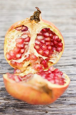 simsearch:659-02213529,k - Pomegranate, halved, on wooden background Foto de stock - Royalty Free Premium, Número: 659-01861883