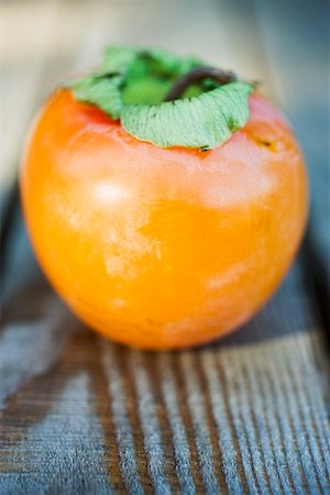 sharon - Sharon fruit on wooden board Foto de stock - Royalty Free Premium, Número: 659-01861892