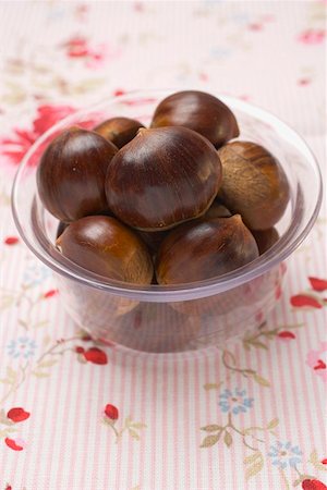 simsearch:659-01861934,k - Several chestnuts in glass dish Foto de stock - Royalty Free Premium, Número: 659-01861903