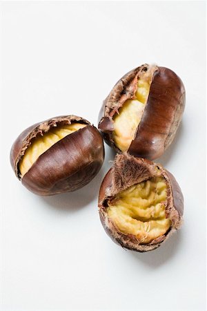 simsearch:659-01861934,k - Three roasted chestnuts Foto de stock - Royalty Free Premium, Número: 659-01861928