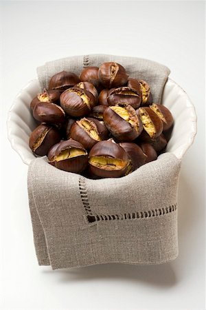 simsearch:659-01861934,k - Roasted chestnuts on cloth in white bowl Foto de stock - Royalty Free Premium, Número: 659-01861920