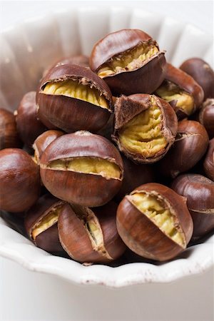 simsearch:659-01861934,k - Roasted chestnuts in white bowl Foto de stock - Royalty Free Premium, Número: 659-01861922