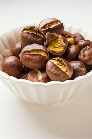 simsearch:659-01861934,k - Roasted chestnuts in white bowl Foto de stock - Royalty Free Premium, Número: 659-01861923