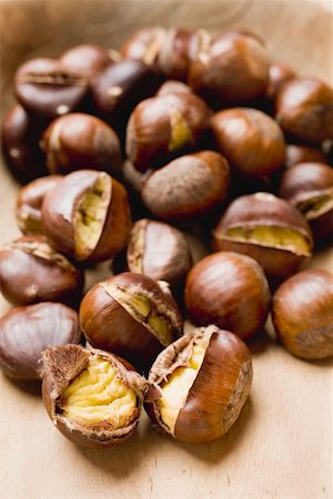 simsearch:659-01861934,k - Several roasted chestnuts Foto de stock - Royalty Free Premium, Número: 659-01861933