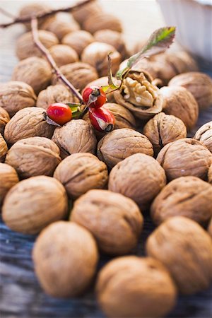 simsearch:659-06495496,k - Walnuts and rose hips Foto de stock - Sin royalties Premium, Código: 659-01861945