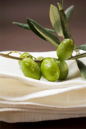 simsearch:659-01866750,k - Olive sprig with green olives on linen cloth Foto de stock - Sin royalties Premium, Código: 659-01861978