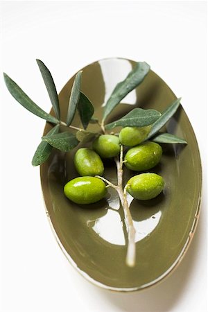 Brin d'olive avec des olives vertes dans un bol Photographie de stock - Premium Libres de Droits, Code: 659-01861971