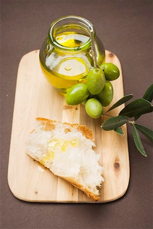 simsearch:659-03522920,k - Olive sprig with green olives, white bread and olive oil Foto de stock - Sin royalties Premium, Código: 659-01862001
