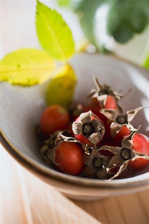 simsearch:659-01861934,k - Rose hips in a bowl Foto de stock - Royalty Free Premium, Número: 659-01862045