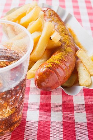 simsearch:659-01862188,k - Saucisse avec ketchup & cari & chips dans le plat de papier, cola Photographie de stock - Premium Libres de Droits, Code: 659-01862103