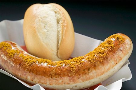 simsearch:659-01864043,k - Sausage with curry powder, ketchup & bread roll in paper dish Foto de stock - Sin royalties Premium, Código: 659-01862114