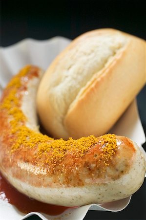 fatty - Sausage with curry powder, ketchup & bread roll in paper dish Stock Photo - Premium Royalty-Free, Code: 659-01862112
