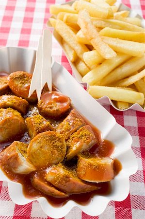 simsearch:659-01862188,k - Currywurst (saucisse avec ketchup & cari) et chips Photographie de stock - Premium Libres de Droits, Code: 659-01862138