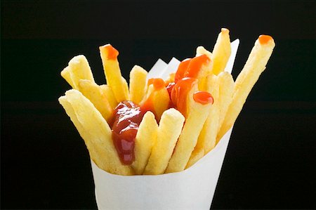 dollop - Chips with ketchup in paper cone Stock Photo - Premium Royalty-Free, Code: 659-01862149